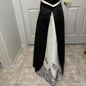QUERADE   Stunning black/white prom dress embroidered back train. SIZE: 3/4